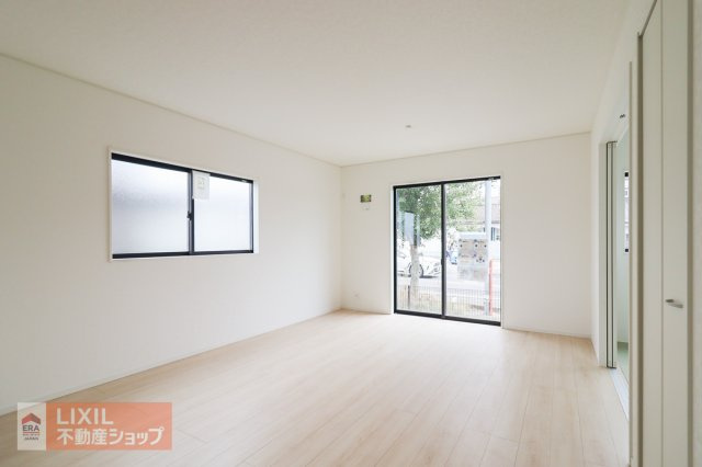 【リビング／現地完成写真】明るい日差しの入る16帖のリビングは家族団らんの場所にはピッタリです。