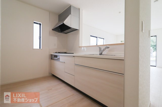 【キッチン／現地完成写真】対面式キッチンカウンターでご家族とふれあいながら料理が出来ます。