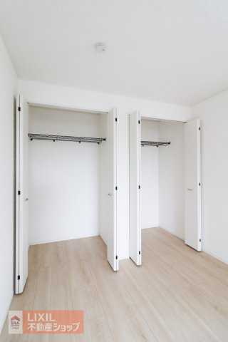 【収納／現地完成写真】奥行のあるクローゼットが居室についています。大容量の収納ラックなども置けます。