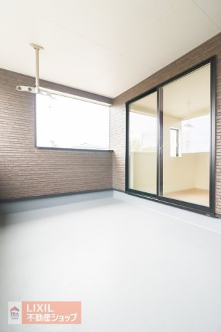 【バルコニー／現地完成写真】日当たり良好なバルコニー。外天井がついているので、雨の日の選択も安心。