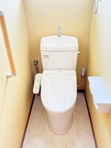 窓付きの手すりがついたトイレスペース。換気環境も良好です。