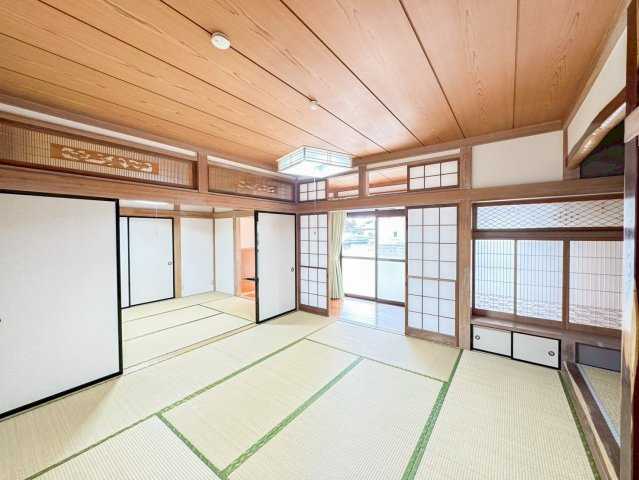 8帖プラス6帖の広々空間。欄間や書院障子がある昔ながらの和室です。