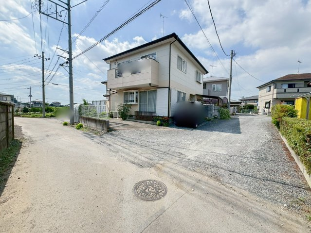 前面道路は位置指定道路。入口付近は隅切りがあって入りやすいです。
