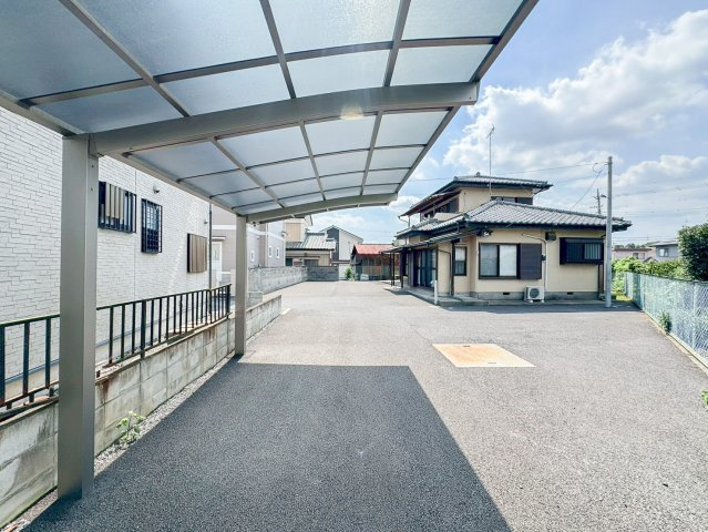 カーポート付の広々カースペースは5台以上！来客用としても重宝しますね。家族の出かける時間が異なっても安心です。