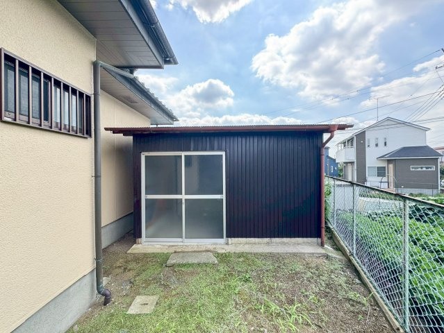 北側の庭スペースには小屋があります。