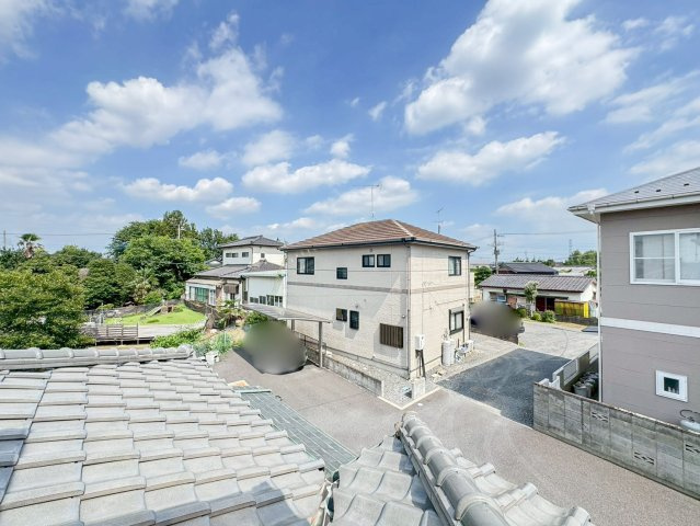 ベランダからの景色。十分な間隔が確保されております。
