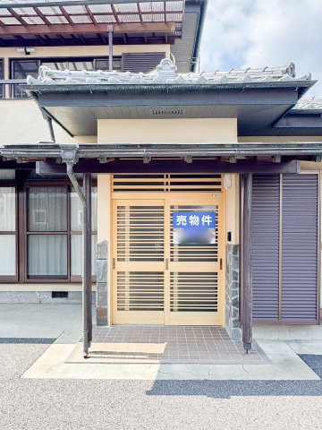 ゆったりとした玄関。奥行きのあるポーチで雨の日も安心です。