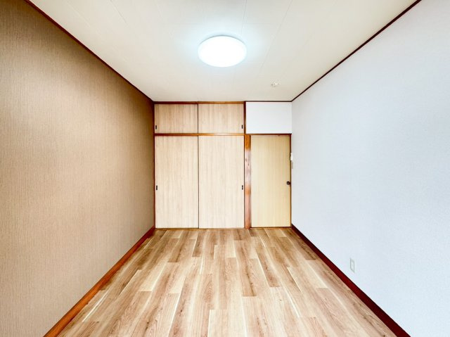 お子様の成長を見守るお部屋♪収納もついております。