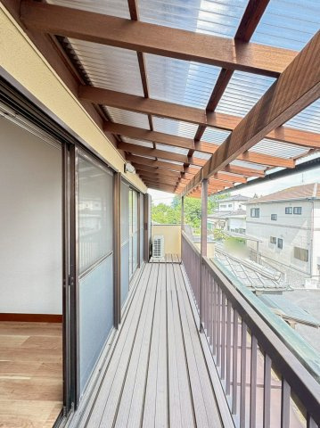 ベランダには深い軒天があり、急な雨でも安心ですね。