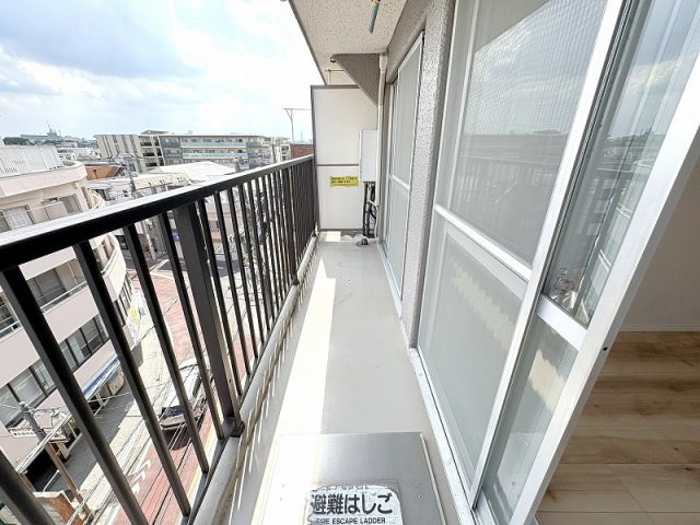 2026年5月撮影/陽当たり良くお洗濯に便利な南向きバルコニー。