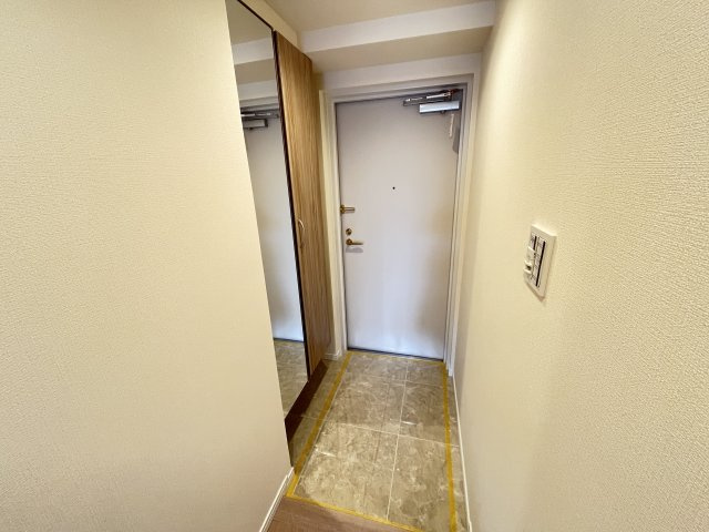 玄関には全身鏡も付いていますので、慌しい朝の身支度に大活躍です