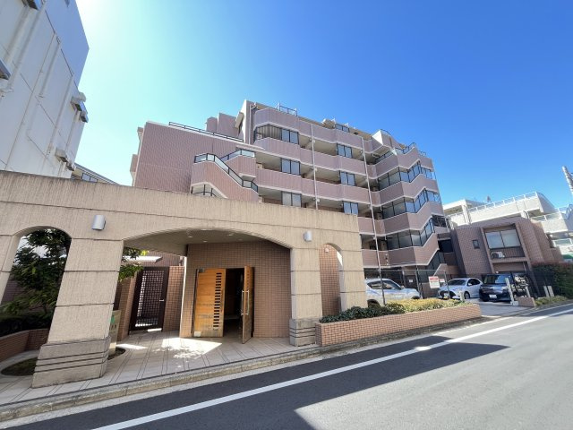 近隣商業施設も充実した便利な住環境