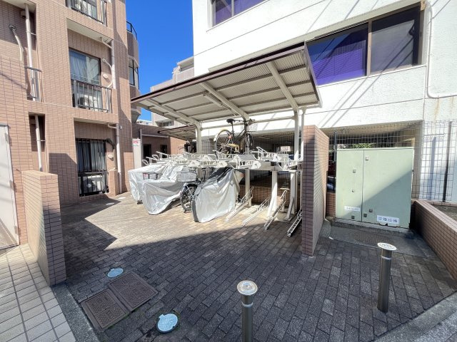 屋根付き駐輪場もございます