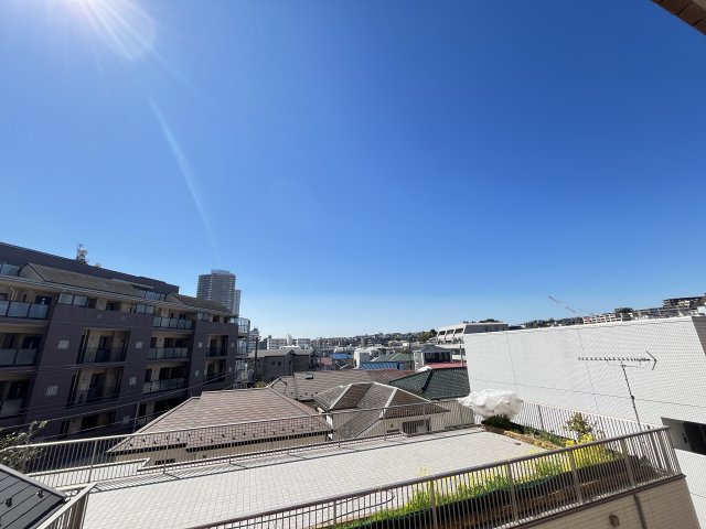 バルコニーからの景色が開けており眺望・陽当り良好です
