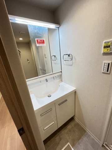 すっきり整理整頓が可能な3面鏡の独立洗面台