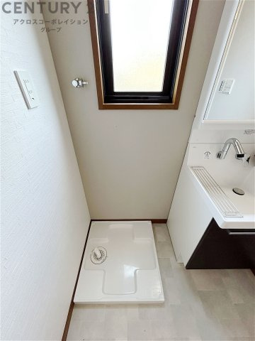 洗濯物の仕分け作業がしやすく、整理整頓が容易になります。洗濯音や湿気を他の部屋に持ち込まず、生活環境を快適に保ちます。上部を活用すれば収納スペースを確保でき洗剤や洗濯用品の整理もしやすくなります。