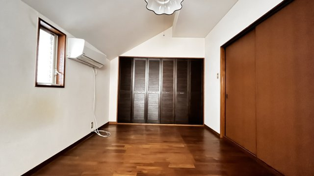 洋室です。壁一面に収納があります。