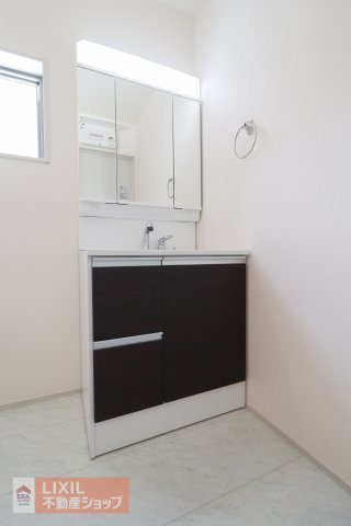 【洗髪洗面化粧台】現地完成写真。ご家族分もたっぷり収納できます！
