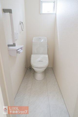 【トイレ】現地完成写真。温水洗浄暖房便座付き。