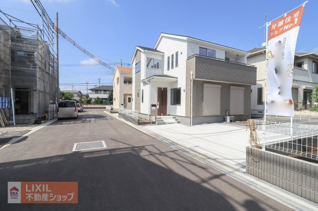 【前面道路】現地完成写真。道幅や駐車など、ご確認ください。