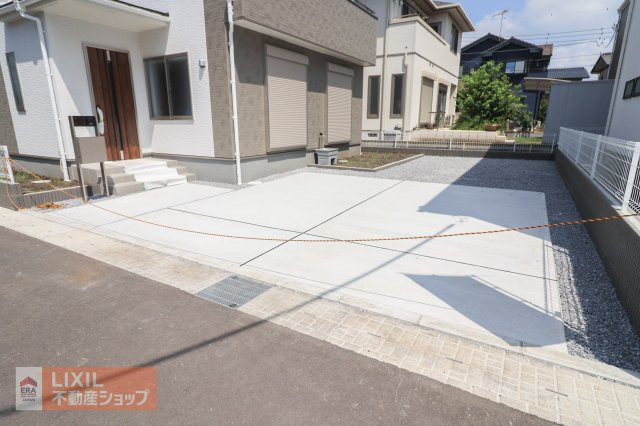 【駐車スペース】現地完成写真。ゆったりとした駐車スペースです。