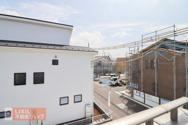 【建物からの眺望】現地完成写真。バルコニーからの景色。十分な間隔が確保されております。