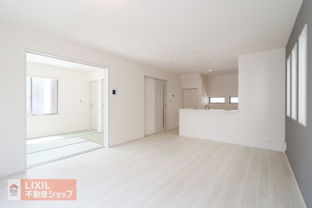 【リビングダイニング】現地完成写真。家族で過ごせるくつろぎの空間