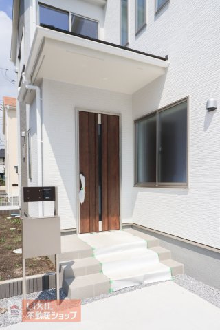 【エントランス】現地完成写真。ゆったりとした玄関。奥行きのあるポーチで雨の日も安心です。