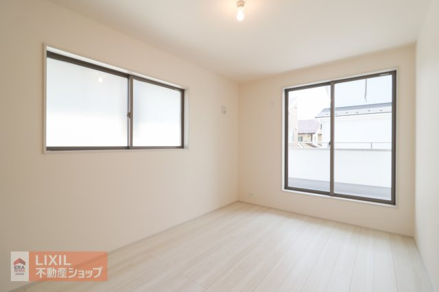 【寝室】現地完成写真。明るい採光の入る主寝室です。
