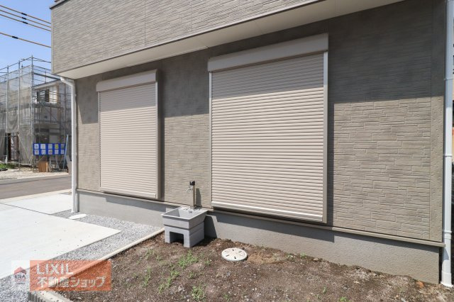 【防犯設備】現地完成写真。1階リビングには雨風の強い日にも役立つ防犯シャッターがついています。