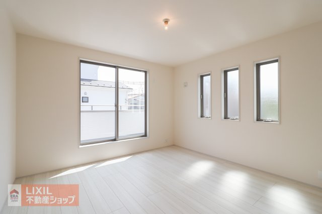 【洋室】現地完成写真。陽当たりや通風が心地よい洋室♪