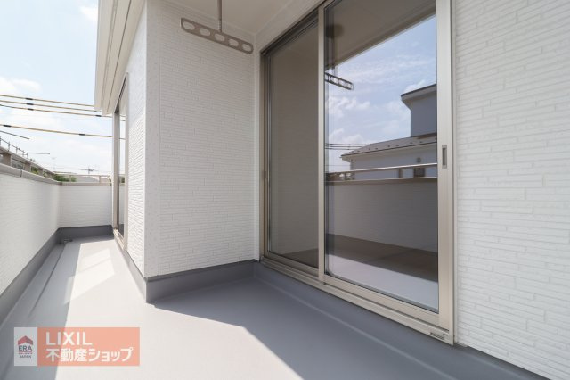 【バルコニー】現地完成写真。広々バルコニーでお布団や洗濯物がたくさん干せます♪