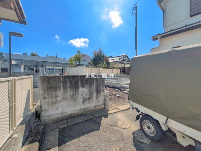 前面道路含む現地写真です