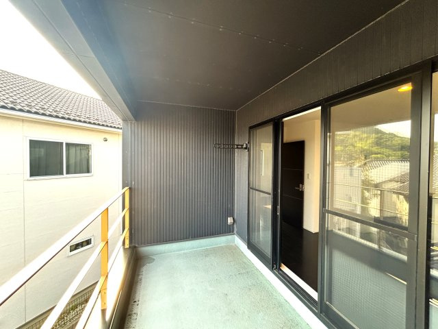 ゆとりのあるバルコニーは屋根付きで、天候に左右されにくく洗濯物干しにも便利です。外壁と調和した落ち着いた空間で、プライバシー性にも配慮された設計。通風も良く、日常使いしやすい実用的なスペースです。