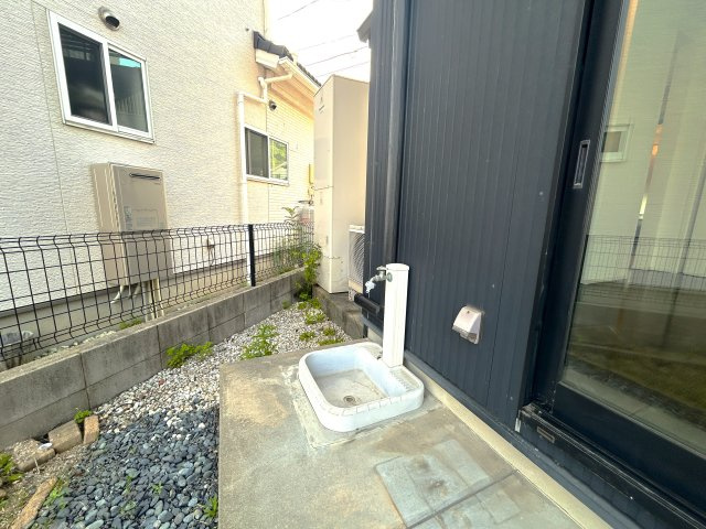 屋外水栓を設置しておりガーデニングや掃除、車の洗車など日常で活躍。玄関や室内を汚さずに使えるためアウトドア用品のお手入れにも最適。シンプルながら実用性の高い設備で、暮らしの幅を広げてくれます。