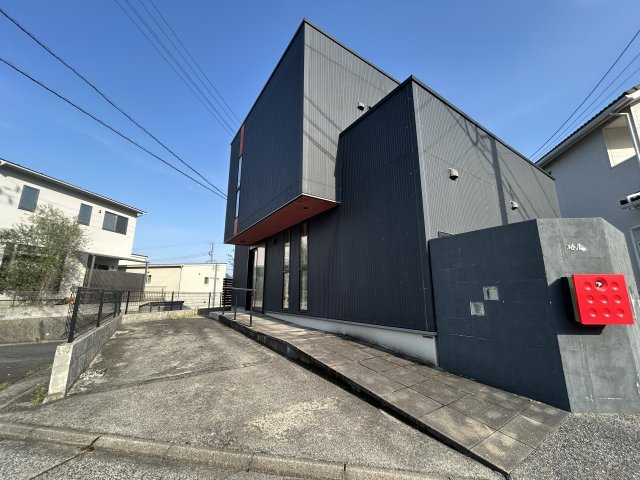直線的で洗練されたデザインが特徴の外観はモダンな雰囲気を演出。玄関までのアプローチもすっきりとしており、来客時の印象も良好。前面には駐車スペースも確保されており、日常の使い勝手にも配慮。
