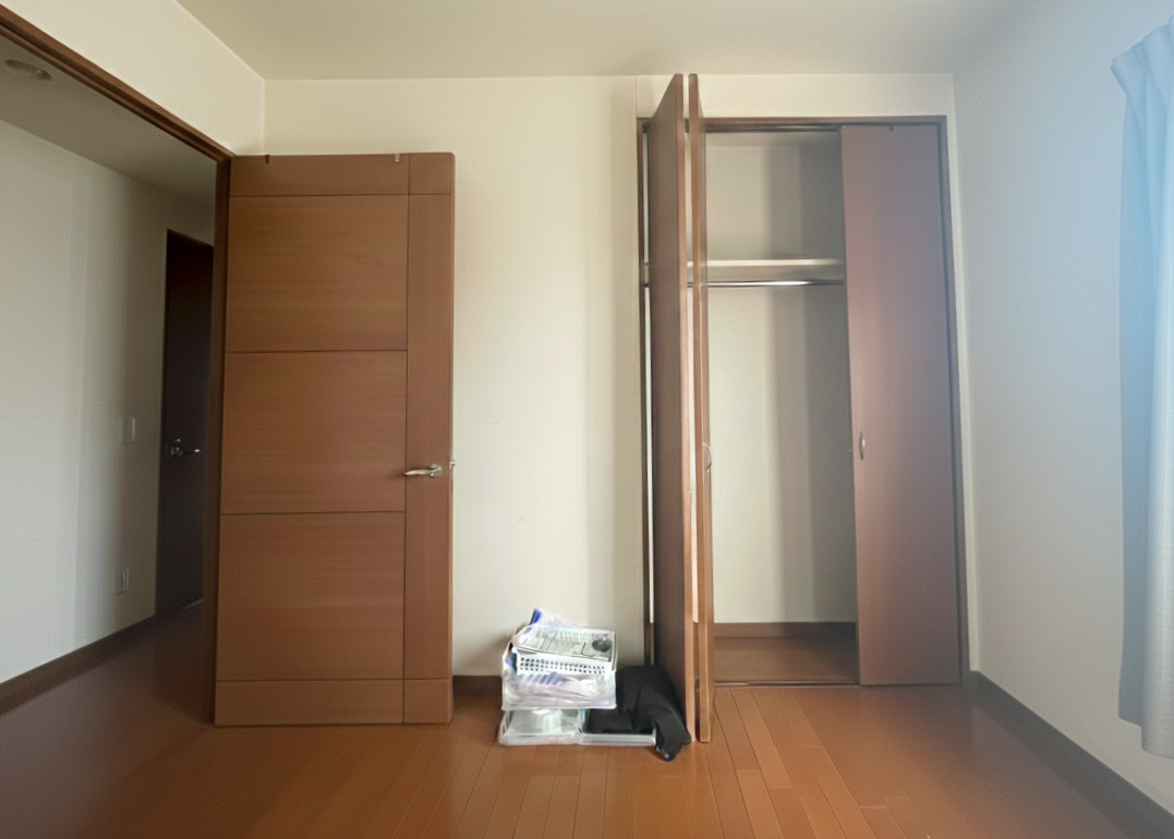 クローゼットが設けられており、衣類や生活用品の整理もしやすく、居室空間をすっきりと使えます。扉付きのため生活感が出にくく、インテリアの統一感も損ないません。使い勝手の良さが、日々の暮らしを快適に。