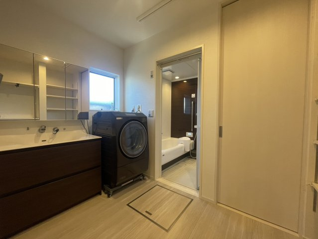 広々とした洗面脱衣室は、朝の身支度から洗濯まで一連の家事がスムーズにこなせる快適な空間。収納棚も充実しており、すっきり整理。浴室への動線も良く小さなお子様との入浴時にもゆとりを感じられます。
