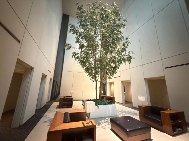 毎日の暮らしを心地よくする、手入れの行き届いた共用空間。落ち着いた環境が魅力です。