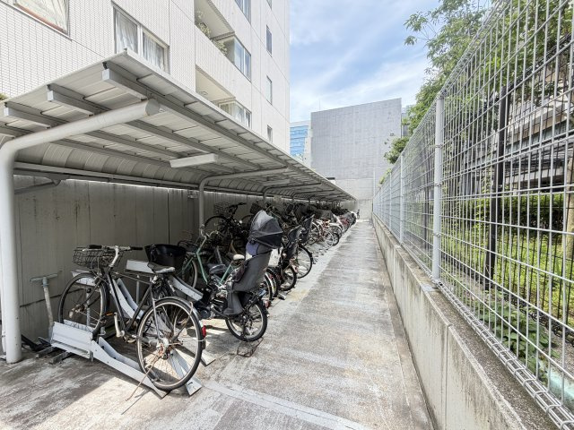 駐輪場もきれいに整理されています。自転車でのお出かけもスムーズな住環境です。