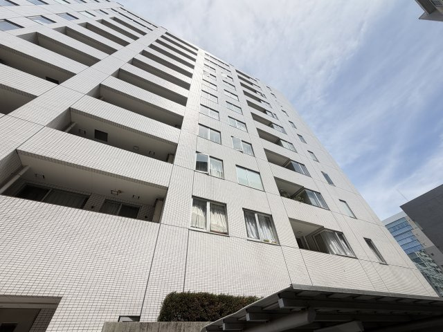 堂々とした外観が特徴のマンション。重厚感のある佇まいが、ワンランク上の暮らしを演出します。