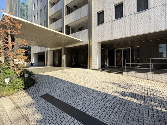 周辺環境と調和した落ち着きのある外観。日常の安心感を支える確かな管理体制が魅力です。