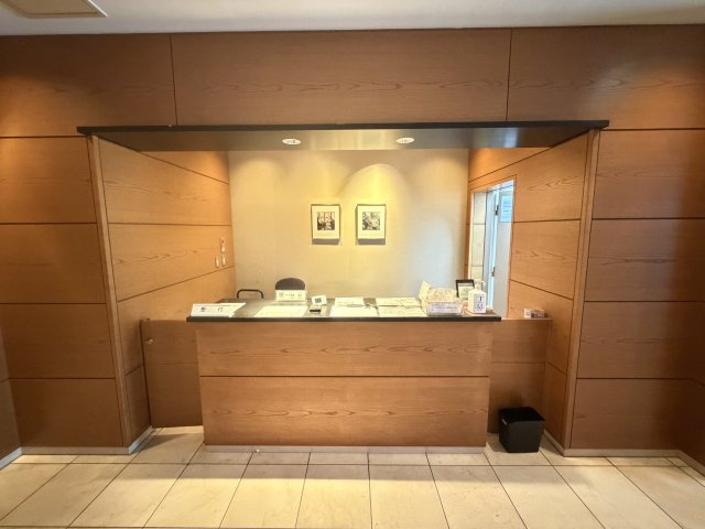 高級感漂うエントランス。管理が行き届いており、居住者を温かく迎えてくれる清潔な空間です。