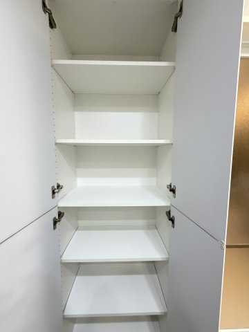 【リネン庫】脱衣所スペースには収納力の高いリネン庫があります。