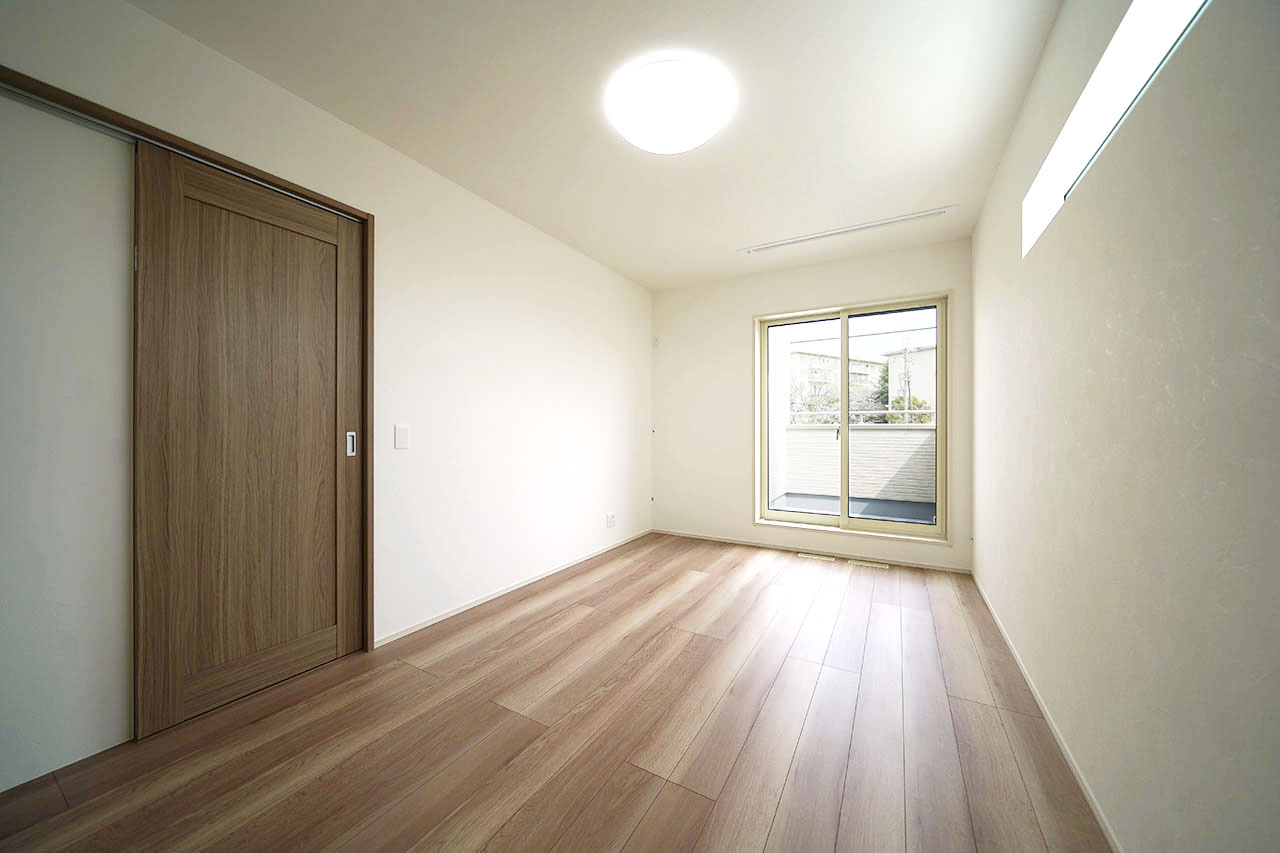 洋室1：バルコニーに面した明るいお部屋です。