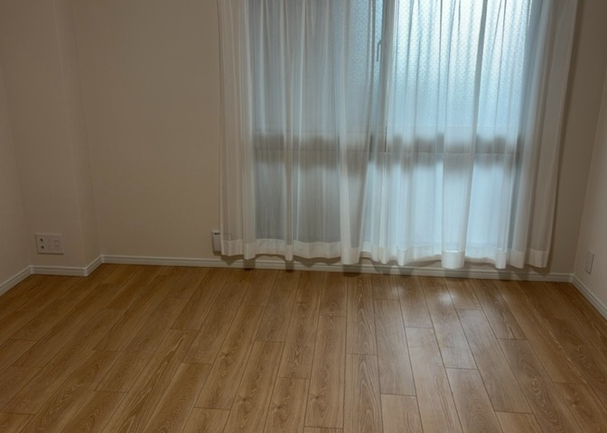 寝室でゆっくりと過ごすためにはベッド周りの適度な空間を担保することや窓の位置、照明の明るさ、寝室の広さなどを考える必要があります。自身や家族の構成とライフスタイルに併せて寝室にする部屋を選びましょう！