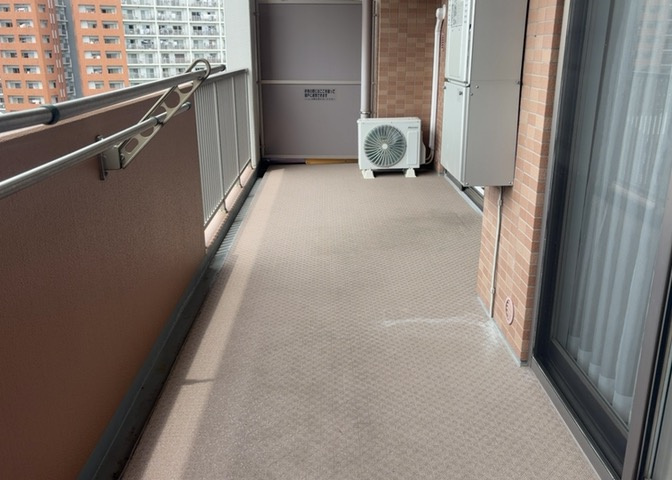 バルコニーは、室外の専用スペースのうち、「屋根がなく開放された空間」であるものを指します。ベランダより広いタイプのものが多く、日当たりもよいため家庭菜園などを楽しみたい人にとって適した環境となります。