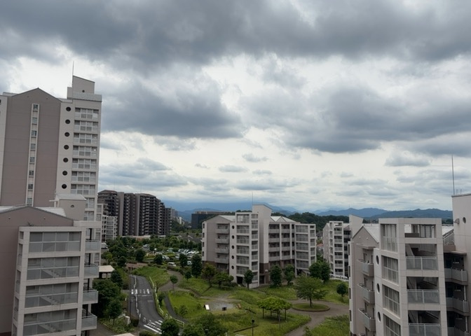 眺望の良さを楽しめるダイニングキッチンで家族団らんの時間を過ごしてはいかがでしょうか。バルコニーから見える景色を家族で眺める時間は、時間が経つのを忘れてしまいそうですね。是非、現地を見に行きましょう！