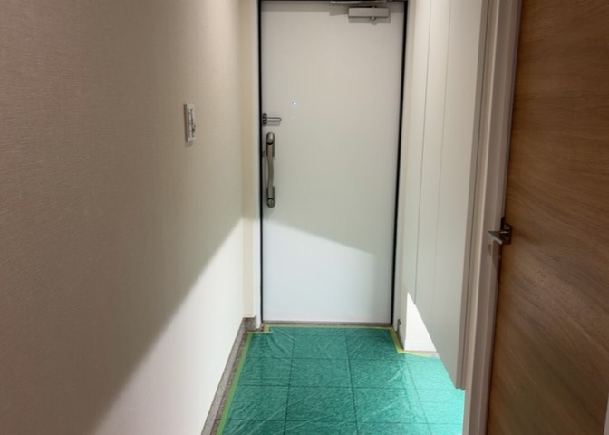 玄関は家の顔でもあり、家族以外の目にも止まる場所です。玄関は外との間を仕切る扉、靴などをしまっておく収納スペース、靴脱ぎのたたきスペース、来客とのやり取りをするドアホンなど複数のアイテムからなります。