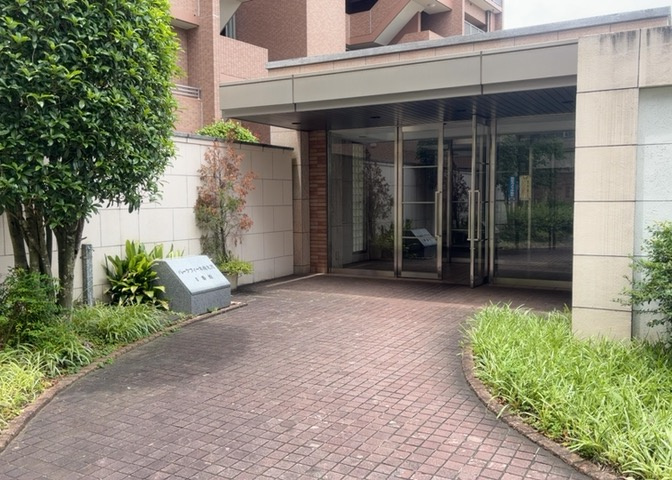 マンションのエントランスには、もともと風よけや防犯の役割がありますが、マンションによって宅配ボックスなどの設備が備わっている所もあります。日々の生活をイメージしながら生活しやすさをチェックしましょう。